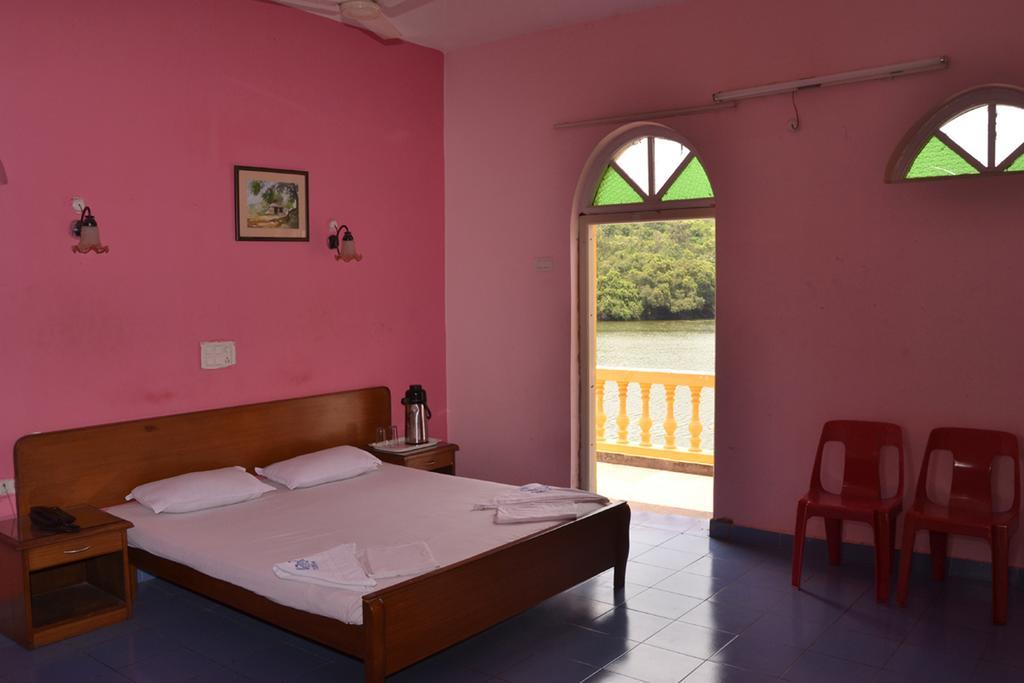 ホテルMayem Lakeview Goa 部屋 写真